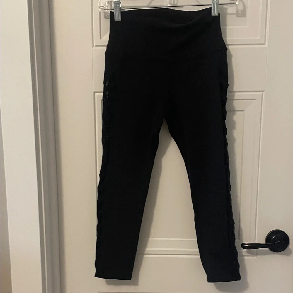 ALO Yoga Capri High Rise Black Mesh Criss Cross Side Panel Leggings